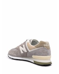 graue Sportschuhe von New Balance