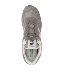 graue Sportschuhe von New Balance