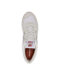 graue Sportschuhe von New Balance