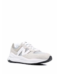 graue Sportschuhe von New Balance