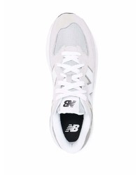 graue Sportschuhe von New Balance