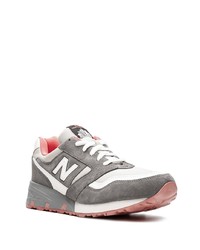 graue Sportschuhe von New Balance