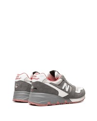 graue Sportschuhe von New Balance