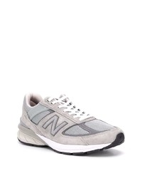 graue Sportschuhe von New Balance