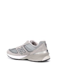 graue Sportschuhe von New Balance