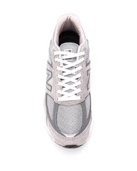 graue Sportschuhe von New Balance