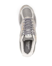 graue Sportschuhe von New Balance