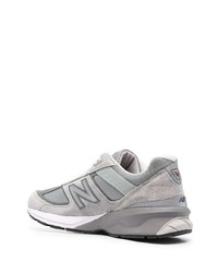 graue Sportschuhe von New Balance