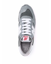 graue Sportschuhe von New Balance