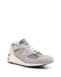 graue Sportschuhe von New Balance