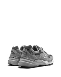 graue Sportschuhe von New Balance