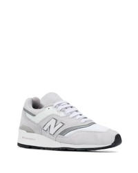 graue Sportschuhe von New Balance