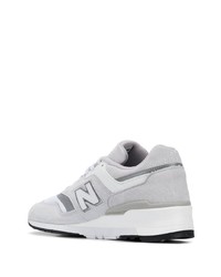 graue Sportschuhe von New Balance