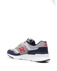 graue Sportschuhe von New Balance