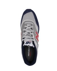 graue Sportschuhe von New Balance