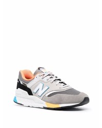 graue Sportschuhe von New Balance