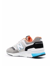 graue Sportschuhe von New Balance