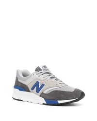 graue Sportschuhe von New Balance