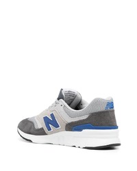 graue Sportschuhe von New Balance