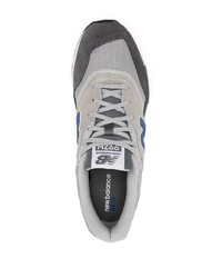 graue Sportschuhe von New Balance