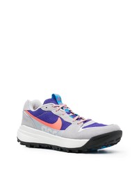 graue Sportschuhe von Nike