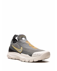 graue Sportschuhe von Nike