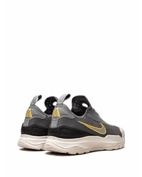 graue Sportschuhe von Nike