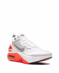 graue Sportschuhe von Nike