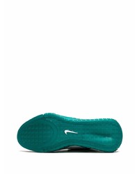 graue Sportschuhe von Nike