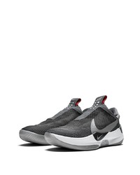 graue Sportschuhe von Nike