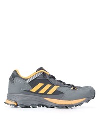 graue Sportschuhe von adidas