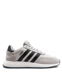 graue Sportschuhe von adidas