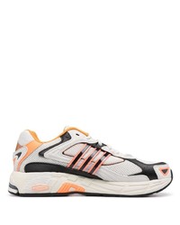 graue Sportschuhe von adidas