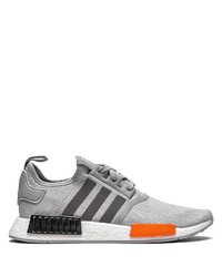 graue Sportschuhe von adidas