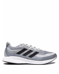 graue Sportschuhe von adidas