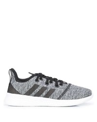 graue Sportschuhe von adidas