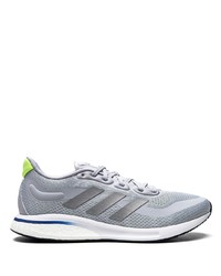 graue Sportschuhe von adidas