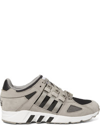 graue Sportschuhe von adidas