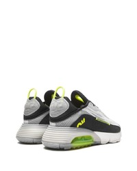 graue Sportschuhe von Nike