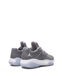 graue Sportschuhe von Jordan