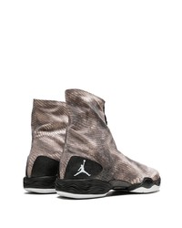 graue Sportschuhe von Jordan