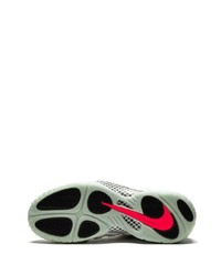 graue Sportschuhe von Nike