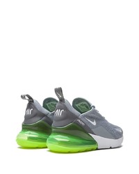 graue Sportschuhe von Nike