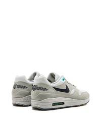 graue Sportschuhe von Nike