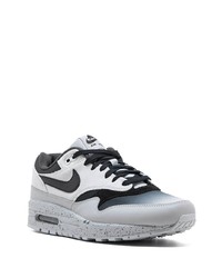 graue Sportschuhe von Nike