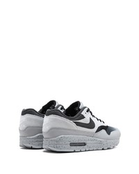 graue Sportschuhe von Nike