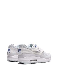 graue Sportschuhe von Nike