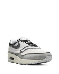 graue Sportschuhe von Nike