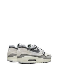 graue Sportschuhe von Nike