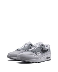 graue Sportschuhe von Nike